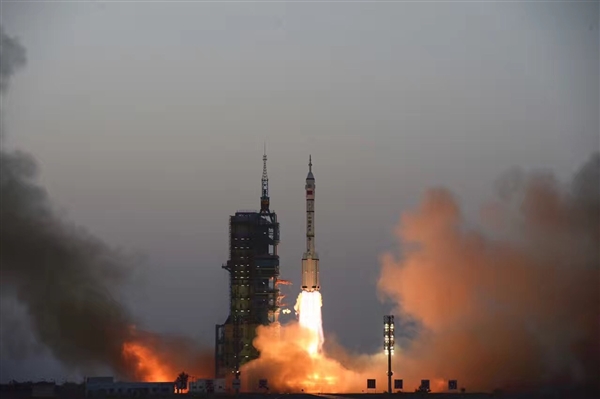 时隔5年 中国载人飞船出征：神舟12号抵达发射场