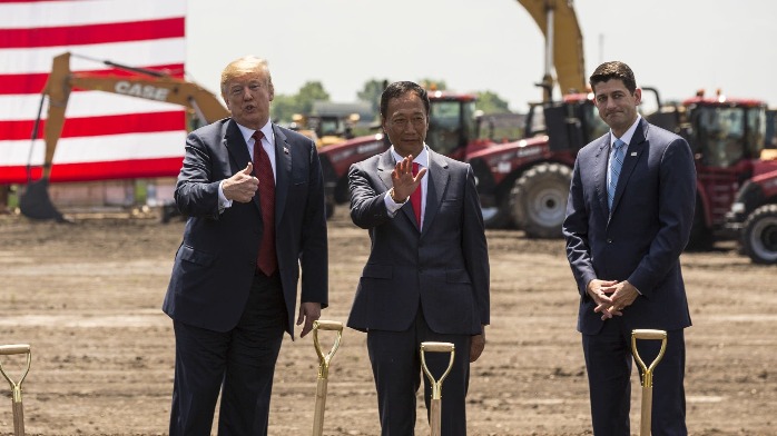 富士康大幅削减在美建厂投资：从100亿美元降至6.72亿美元